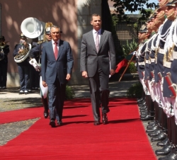 Don Felipe acompañado por el Presidente de Portugal, pasa revista a las tropas a su llegada al Palacio de Belem